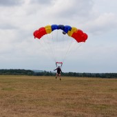 Towarzystwo Lotnicze w Świebodzicach 2018, Gminny Piknik Lotniczy - skoki spadochronowe na celność lądowania.
