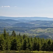 Widok ze startowiska na Żmiju. Paralotnie nad Jugowem.