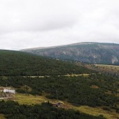 Górna stacja kolejki linowej na Kope i po prawej Smogornia 1490 m