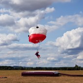 Gminny Piknik Lotniczy - skoki spadochronowe na celność lądowania.