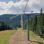 Pierwszy raz nowym wyciągiem na Małą Kopę., Stary szlak, nowa kolejka. Z jednego krzesełka zrobiła się 4 osobowa kanapa.