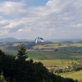 Andrzejówka - Klina Paragliding Fly, Zbyszek walczy na ostatnich noszeniach.