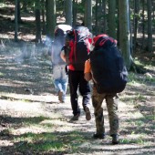 Od drogi na szczyt trzeba iść pod górę dobre 20 do 30 minut.